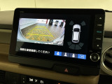 リバースギアに入れるだけで後方の表示へ切り替わります。夜間や雨の日の駐車も楽になりますよ。