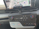 移動時の車内も快適に オートエアコンです