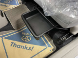 助手席シート下には、小物収納ができるボックスがあります。