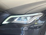 【三眼LEDヘッドライト】スタイリッシュな見た目の三眼LEDヘッドライトを装備♪スタイルだけでなく、夜間の走行も視界良好で安心してお乗りいただけます。