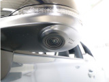 助手席側で見えにくい左前方の映像を、車内のマルチファンクションディスプレイに映し出します。前方への駐車や左寄せ、狭い道でのすれ違いなど、さまざまなシーンで安心して運転できる便利な機能です。