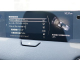 こちらのお車には先進安全装備が多数搭載されています。衝突被害を回避あるいは軽減するためのブレーキや、後方死角からの接近警報、車線逸脱を防止する警報装置など、詳しくはスタッフまでお尋ねください。