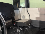後席をはね上げれば、「もうひとつの荷室」が生まれます。