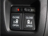 【パワースライドドア】車外・車内のドアハンドルからはもちろん、運転席スイッチやリモコンキーからも開閉操作が可能。挟み込み防止機能もあり、お子さまの乗り降りも安心。