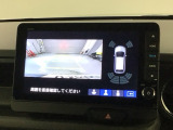 リバースギアに入れるだけで後方の表示へ切り替わります。夜間や雨の日の駐車も楽になりますよ。