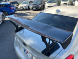 【大型リヤスポイラー】スポーツカーらしさがグッと引き立つ大型リヤスポイラーを装着♪高速走行時のスタビリティ(走行安定性)向上に役立ちます。