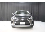 エクステリアは、一目でLEXUSとわかるスピンドルグリルを起点に、人が乗るキャビンの前後を大胆に絞り込んだ菱形のボディと力強く張り出したホイールフレアを融合させ、タイヤの存在を強調しています。
