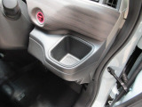 運転席右側のドリンクホルダーです。