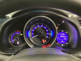 真ん中にスピードメーターを配した、見やすい3眼メーターになっています。右側のインフォメーション画面でオドメーターや燃費などの情報を確認できます。