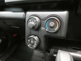 調整が容易なマニュアルエアコンです。夏は快適に、冬も車内の曇りを取ってくれるので安全です♪