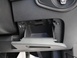 認定中古車保証1年間距離無制限の保証とロードアシスタンスサービスが全車に付帯されています。また、1年間または2年間の延長保証(有償)もご利用いただけます。