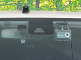 【プリクラッシュセーフティ】前方の車両等を検知し、衝突しそうな時は警報で注意を促し、ブレーキを踏む力をサポート。ブレーキを踏めなかった場合は衝突被害軽減ブレーキが作動、衝突回避をサポートします。