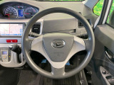 インテリアに合わせたデザインのステアリングは、運転される方のことも考え、運転しやすい形状、大きさです。是非一度、実際に触ってお確かめください。