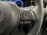 ステアリングスイッチ付きで、運転中に視線を前に向けたまま操作できます。