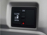 ◆片側電動スライドドア◆狭い駐車場でも乗り降りが楽々♪お子様が隣の車にドアを当ててしまう心配もございません!小さなお子様連れの方もこれで安心。