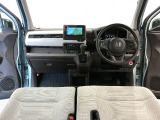 【前方視界】開放的な前方視界!運転がしやすく疲れにくいです♪窓が大きく、見通しがとっても良いおクルマですよ♪