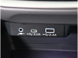 AUX端子、USBtypeA,USBtypeC端子が付いています。
