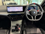 コックピットは、BMWらしくセンター・コンソールがドライバーに向けて傾けられた設計になっています。