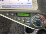 【オートエアコン】一度お好みの温度に設定すれば、車内の温度を検知し風量や温度を自動で調整。暑い&hellip;寒い&hellip;と何度もスイッチ操作をする必要はありません。快適な車内空間には必須の機能ですね♪