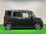 ドアは約90度に開くので荷物も積み込みやすく、乗り降りもしやすい♪ アウトドアで楽しく快適に過ごせる工夫がいっぱいです♪♪