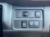 運転席右側にスイッチがあります。運転席からでも後ろのスライドドアの開閉が可能です。