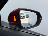●アウディサイドアシスト『後方の死角を並走する車両を検知しドアミラーの内側のLEDが点灯。ドライバーに注意を促し事故を未然に防ぐシステムです。』