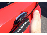 「ハンズフリーオープンパワーリヤゲート」機能付き、荷物で両手がふさがっていてもリヤのスバルマークに身体の一部をかざすだけでリヤゲートをオープンできます