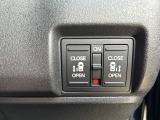 両側電動スライドドアです。リモコンや運転席スイッチ、ドアハンドルの操作で自動開閉。お子さまを抱きかかえている時や荷物の多い時などに便利です。