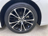 純正のアルミホイール装着。サイズは235/45R18です