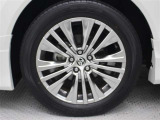 高輝度シルバー塗装された19インチアルミホイールが装着されています。タイヤサイズ225/55R19
