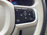 【ステアリングスイッチ】運転中、前方から目線をそらさずにオーディオ等の操作ができるよう、適切に配置されたスイッチ類。安心&快適なドライブを演出してくれる便利な機能です。