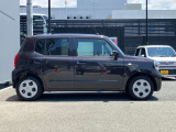 軽自動車の限られた室内空間をフルに活用し、小柄ながら過ごしやすい車内を作り出しています。