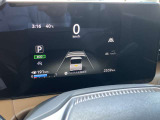 メーター内センターディスプレイには車の様々な設定や情報が表示されます。