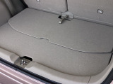 後席を前方へスライドさせることで荷室にゆとりが生まれ、荷物の量に応じて柔軟に使える便利なスペースになります。