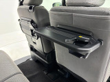 【格納式テーブル使用時】物が落ちにくいふち高♪フードもドリンクも置き場所に困りません♪
