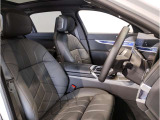 【コックピットシート】BMW車の主役席。車体中央にくる様に配置し車両重心とが一致する事でドライバーと車との一体感あるドライビングを実現。人間工学に基づき形成した形状が長時間のドライブ疲労も軽減します!