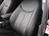 クオリティの高いシートを採用するのは、Audiのクルマづくりの哲学のひとつです。特に座り心地が重要です。体の大きなドイツ人が座っても頑丈な耐久性があります。。しかも肌触りも良く高級家具のようです。