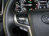ステアリングスイッチ付きで、運転中に視線を前に向けたまま操作できます。