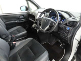 シンプルで使いやすいデザインの運転席です。