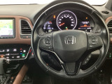 【ハンドル】運転にかかわる様々な操作を安全に行えるように視点移動が少なく操作性に配慮されたスイッチ類が凝縮されたコックピットです。