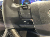 ステアリングスイッチ付きで、運転中に視線を前に向けたまま操作できます。