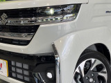 【LEDヘッドライト】悪天候や夜間走行時も良好な視界を確保し安心して運転できる高輝度LEDヘッドライトを装備!点灯速度が早く、消費電力も抑えられています。