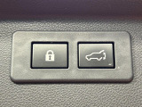 【パワーバックドア】スマートキーや運転席のボタンを押すだけでリアゲートが自動で開閉します!荷物を持っている時や、高い位置にあるバックドアを閉める際に便利な機能です♪