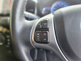 【ステアリングスイッチ】ステアリングスイッチは運転姿勢や視線を崩さずに操作が可能です。左側にはオーディオ類があります。