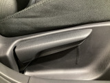 運転席にはドライバーの体型や好みに応じて前後方向だけでなく、高さの調整ができるシートリフターを装備!