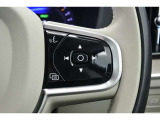 右側のステアリングスイッチは、オーディオコントロール、音声入力時のスイッチが備わります。