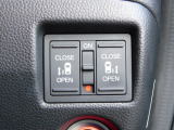 両側パワースライドドアのスイッチで運転席から操作できます。もちろんドアハンドルで操作も可能です。