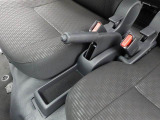 操作しやすいサイドブレーキを配置。運転席まわりもスッキリとした設計で、快適な運転をサポートします。