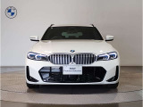 【BMWの伝統-1】BMWの特徴的な&ldquo;キドニーグリル&rdquo;は、80年以上続く伝統の形でございます。変わらないこだわりのデザインが、プレミアムブランド&ldquo;BMW&rdquo;を創り出します。