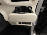 カップホルダーは運転席や助手席からちょうど手の届く位置です!!